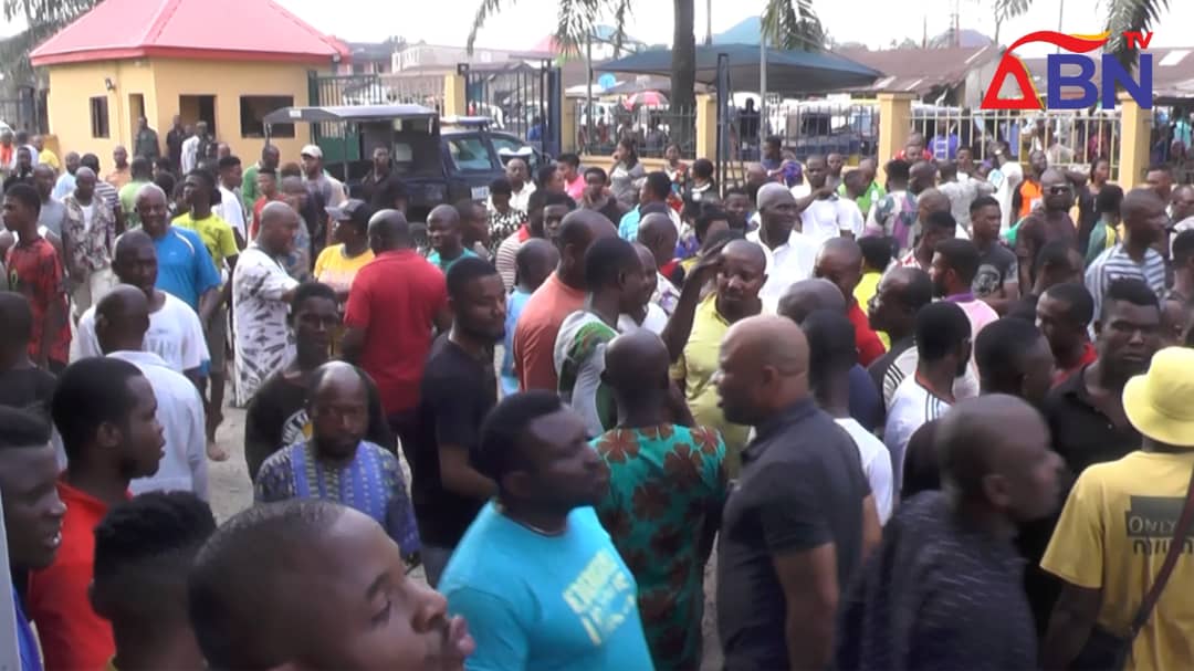 Residents besiege Umuahia Police headquarters as notorious arm robber gunned down (Graphic Photos)