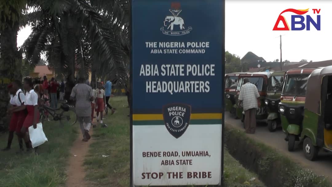 Residents besiege Umuahia Police headquarters as notorious arm robber gunned down (Graphic Photos)