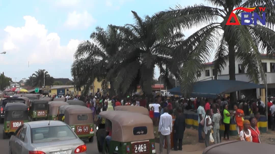 Residents besiege Umuahia Police headquarters as notorious arm robber gunned down (Graphic Photos)